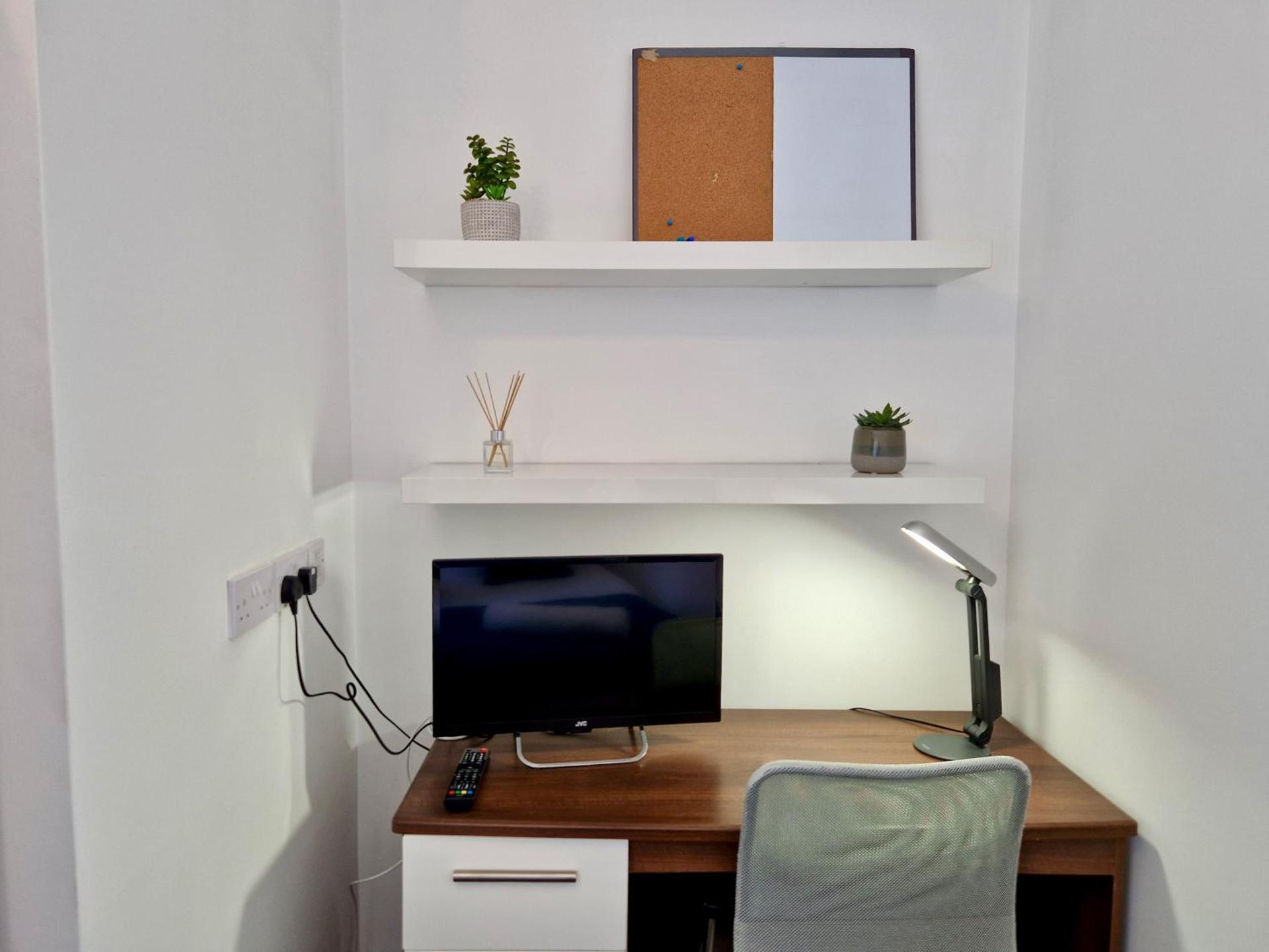 Incredible Private Rooms All with Private Bathrooms in a Fully Serviced House next to City Centre with Free Parking