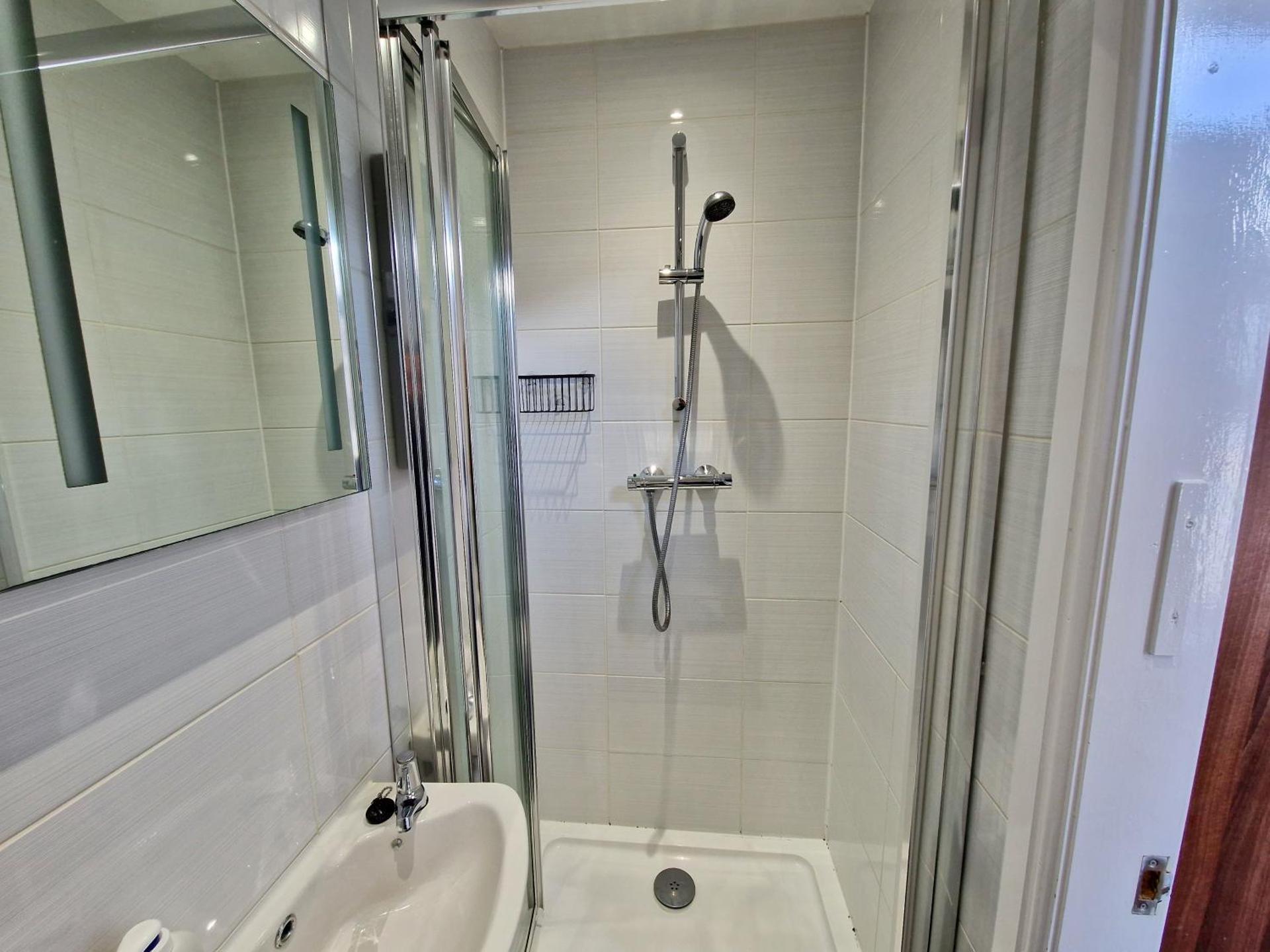 Incredible Private Rooms All with Private Bathrooms in a Fully Serviced House next to City Centre with Free Parking