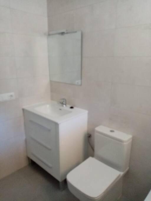 Casa Julio, bonita casa cómoda y espaciosa, totalmente reformada con terraza y jardin privado