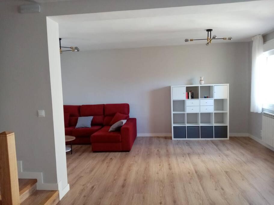 Casa Julio, bonita casa cómoda y espaciosa, totalmente reformada con terraza y jardin privado