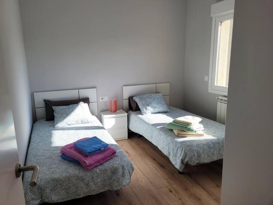 Casa Julio, bonita casa cómoda y espaciosa, totalmente reformada con terraza y jardin privado