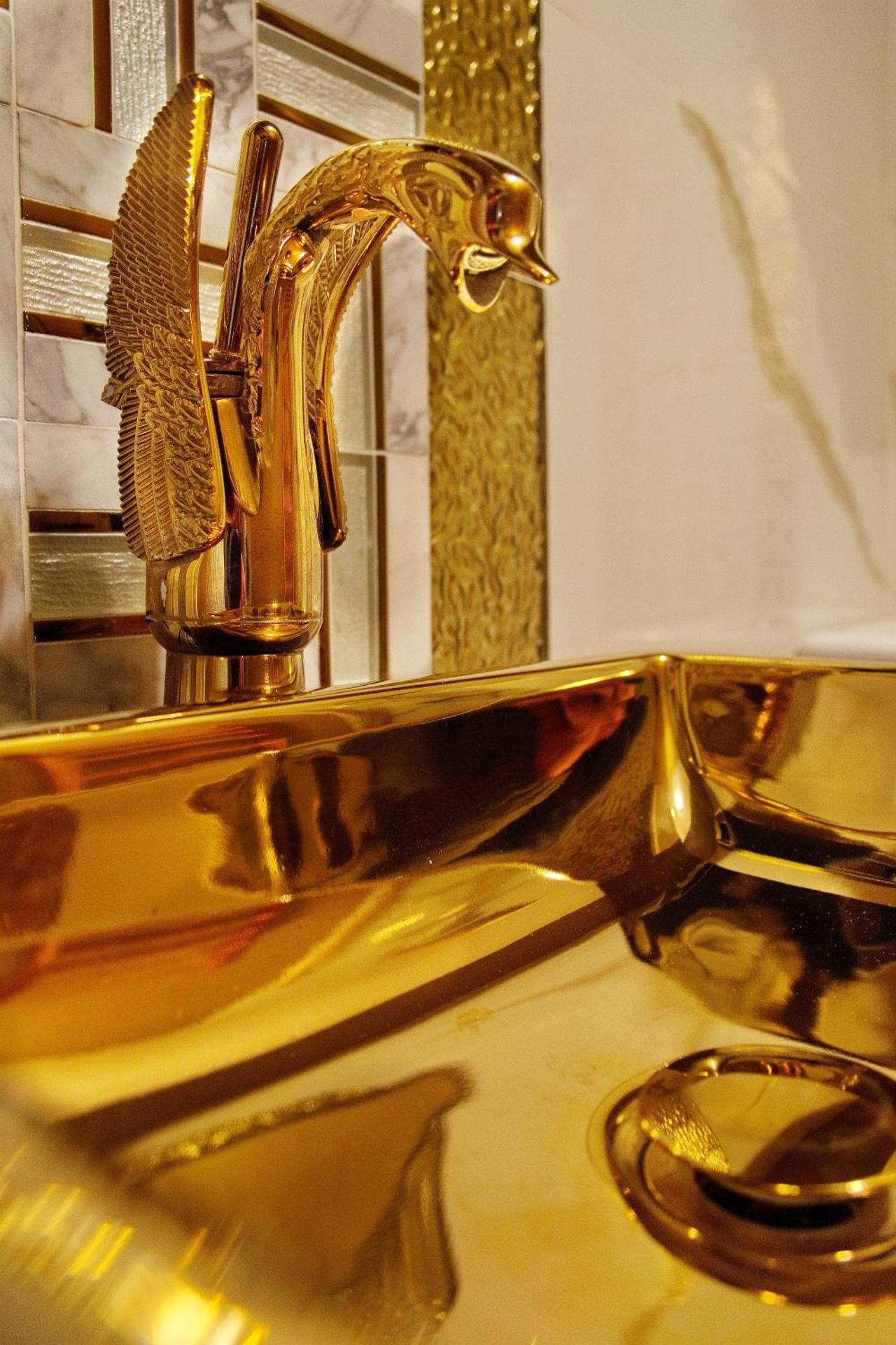 Executive Suite with Private HotTub, Full SkyTV in 600 Year Old Manor House