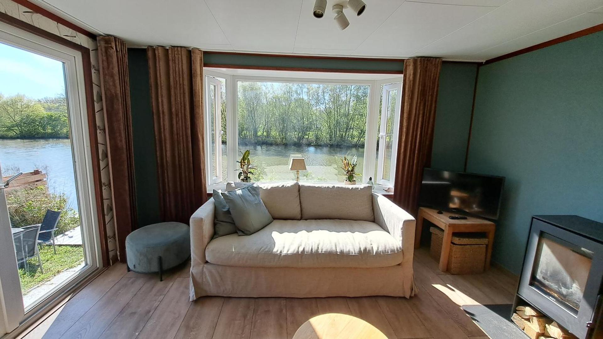 Het witte chalet aan het water van monumentaal fort