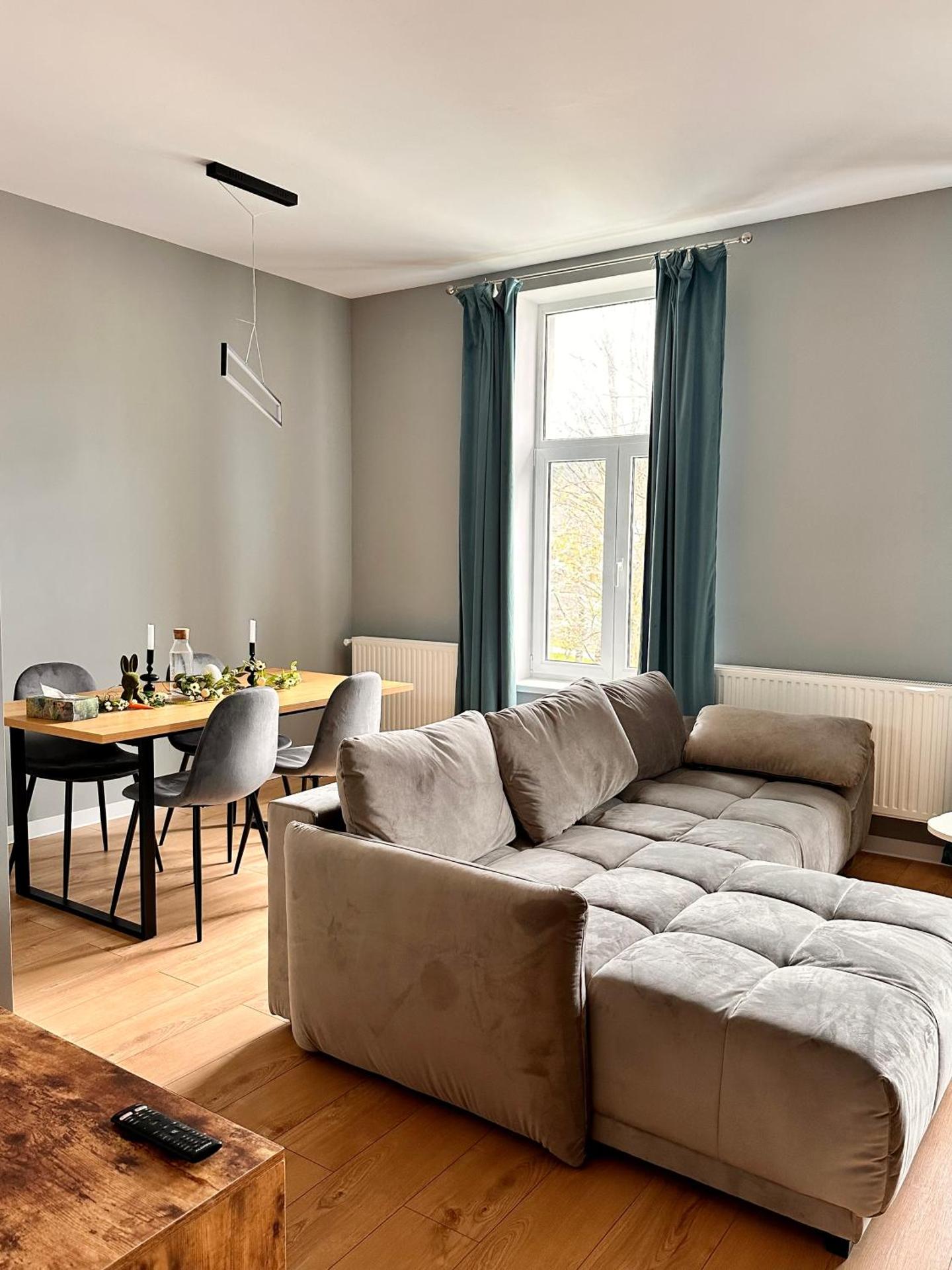 LV Luxury Apart - One minute away from train station