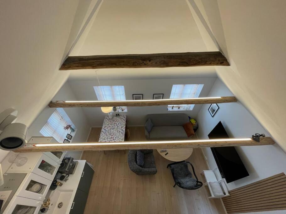 Hyggeligt lille byhus lige mellem havnen og bytorv