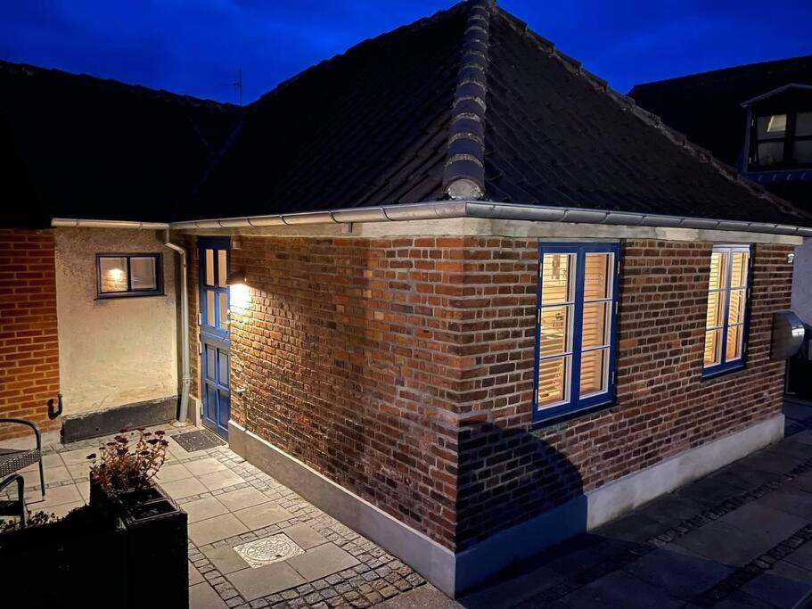 Hyggeligt lille byhus lige mellem havnen og bytorv