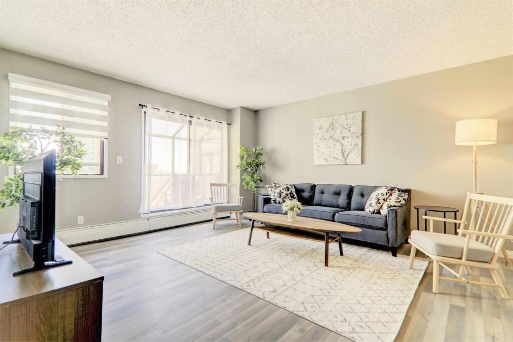 Roomy Top Floor at Stampede w Free Parking and AC