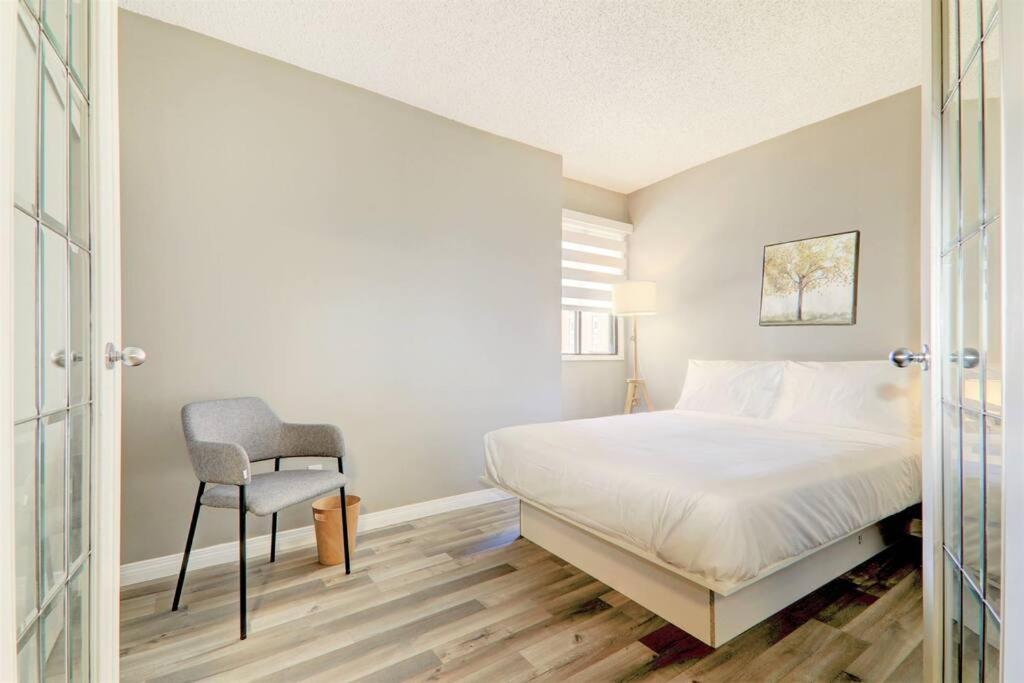 Roomy Top Floor at Stampede w Free Parking and AC