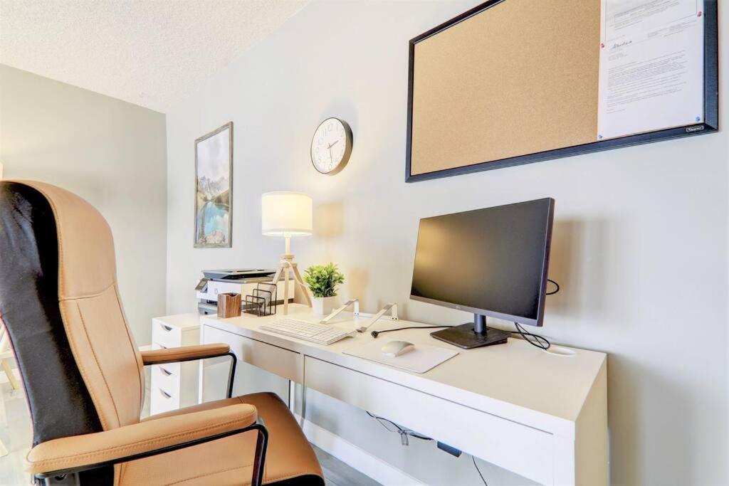 Roomy Top Floor at Stampede w Free Parking and AC