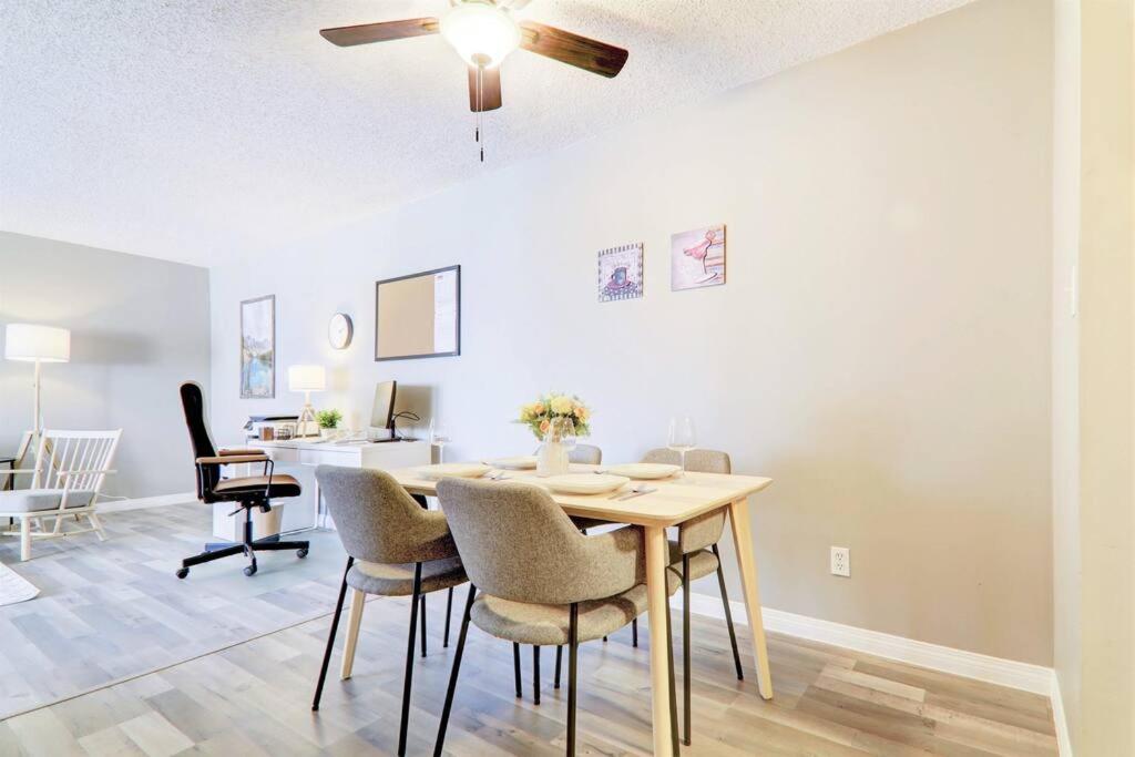 Roomy Top Floor at Stampede w Free Parking and AC