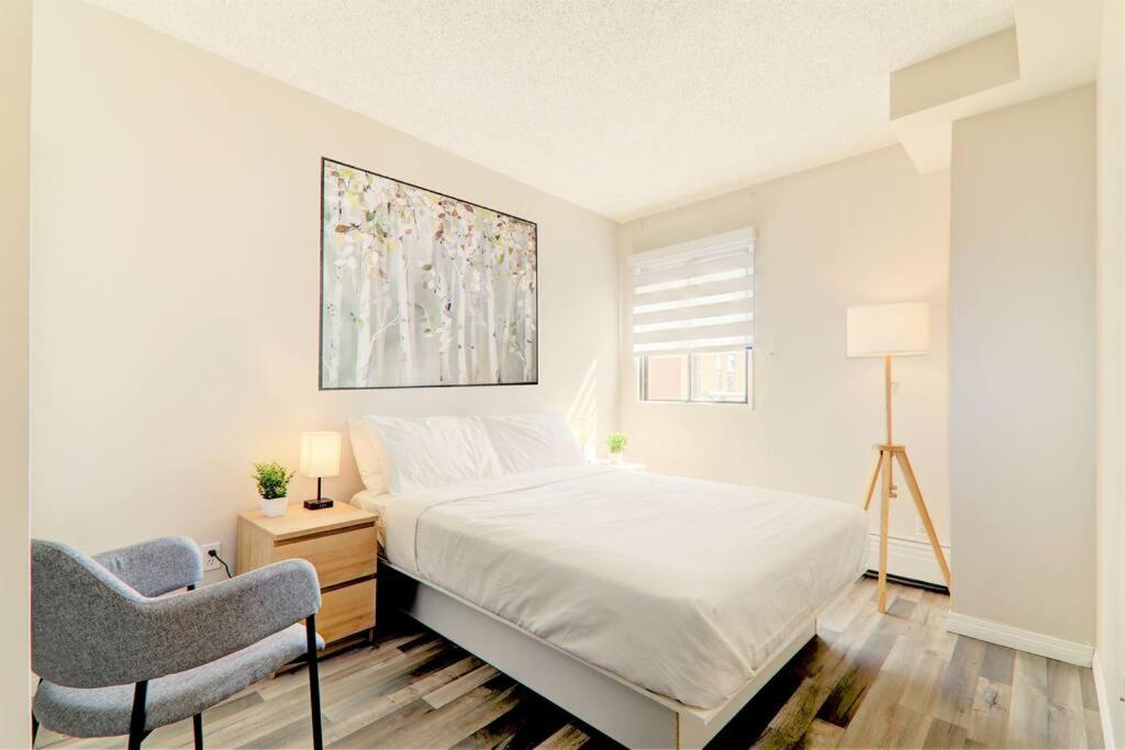 Roomy Top Floor at Stampede w Free Parking and AC