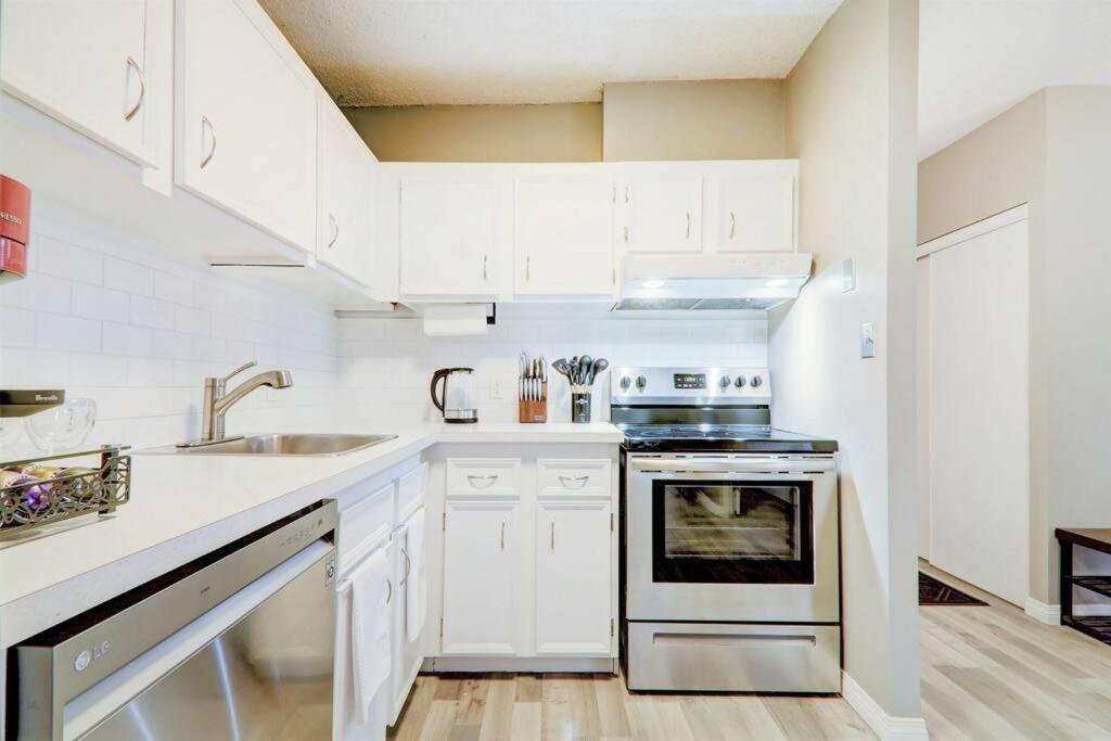 Roomy Top Floor at Stampede w Free Parking and AC