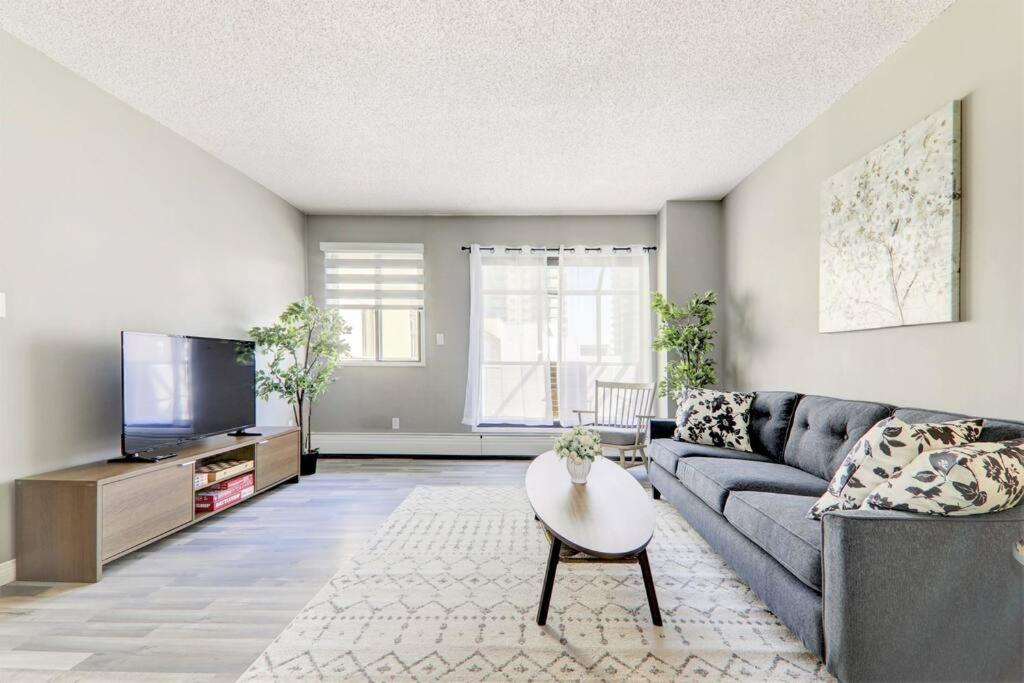 Roomy Top Floor at Stampede w Free Parking and AC