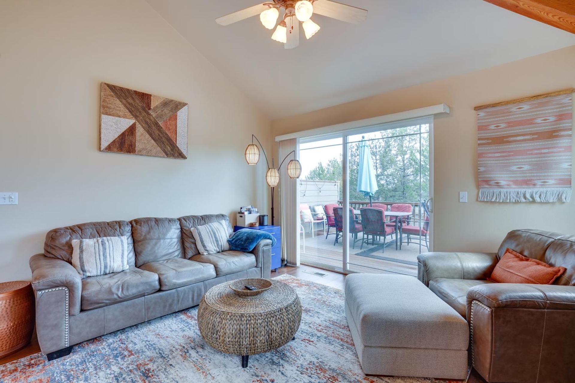 Pet-Friendly Townhome with Hot Tub in Redmond!