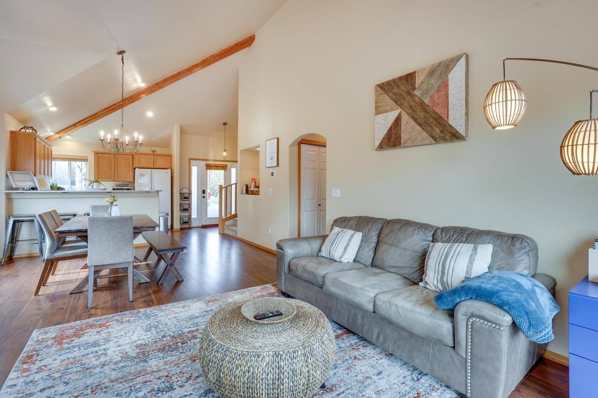 Pet-Friendly Townhome with Hot Tub in Redmond!