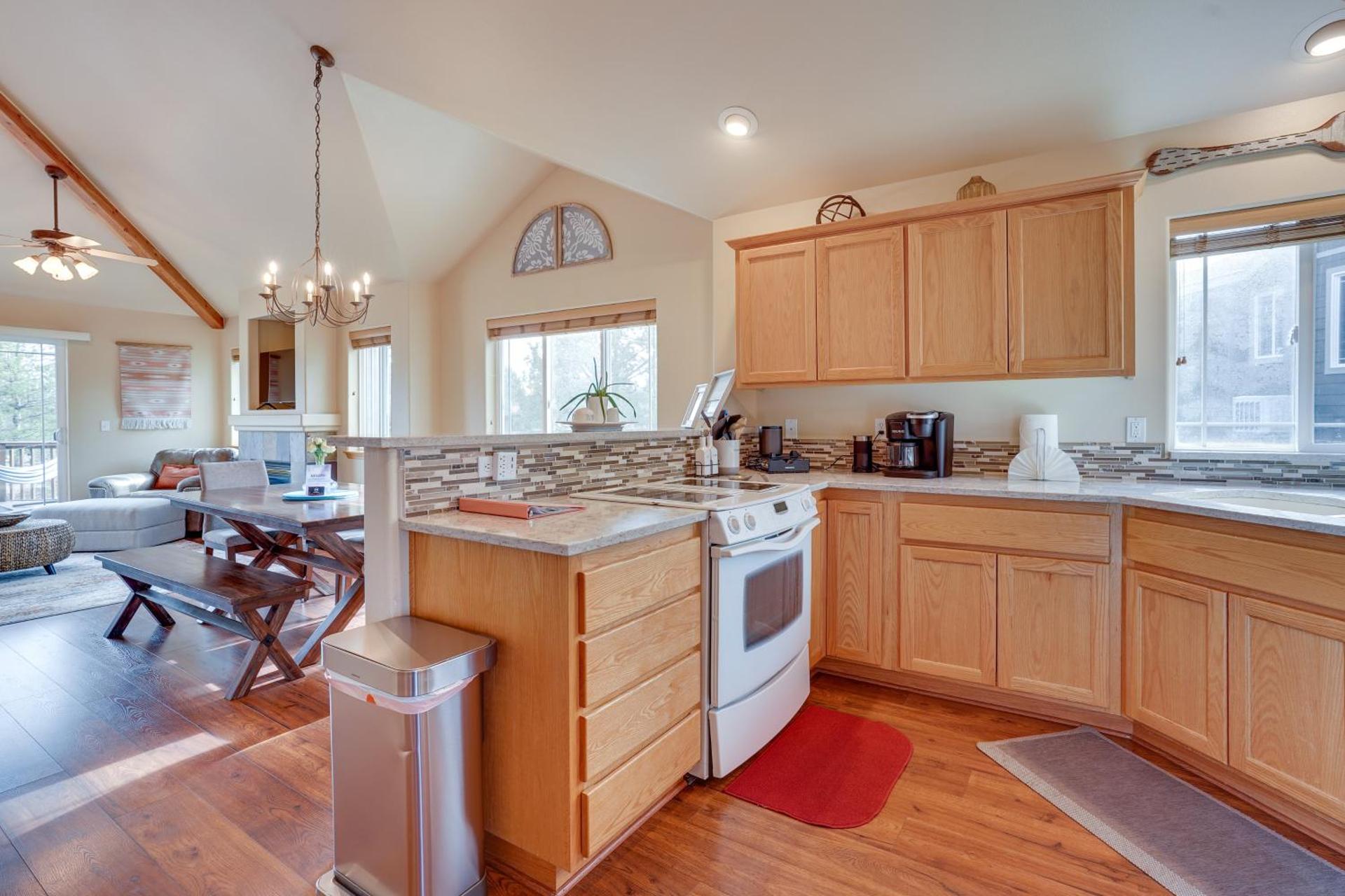 Pet-Friendly Townhome with Hot Tub in Redmond!