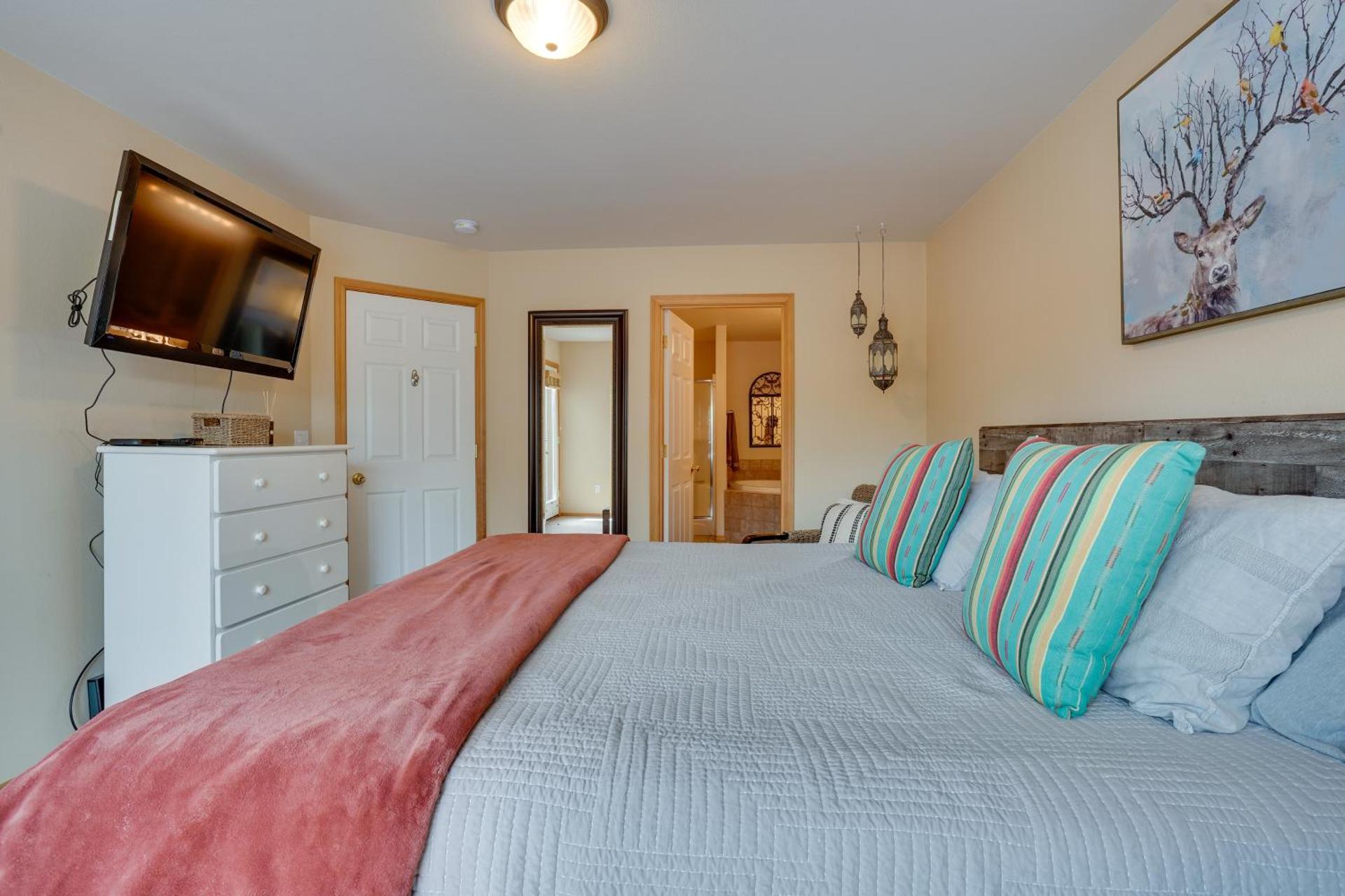 Pet-Friendly Townhome with Hot Tub in Redmond!