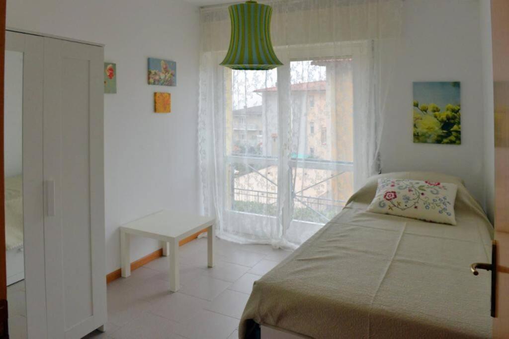 A due passi dal lago (CIR 017085-LNI-00017)