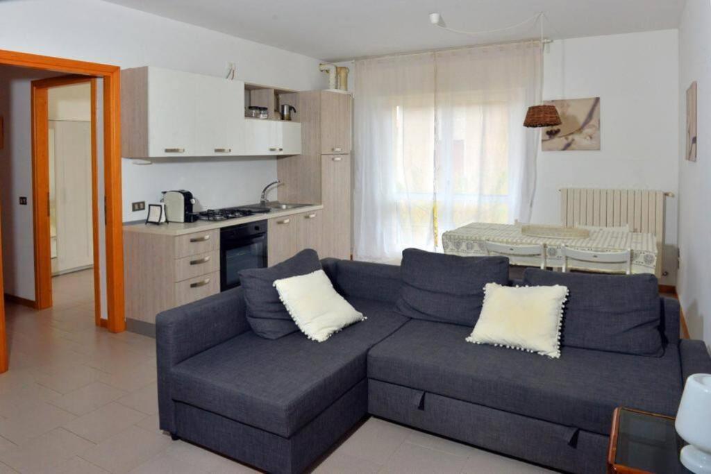 A due passi dal lago (CIR 017085-LNI-00017)