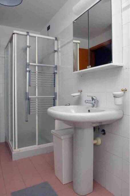 A due passi dal lago (CIR 017085-LNI-00017)