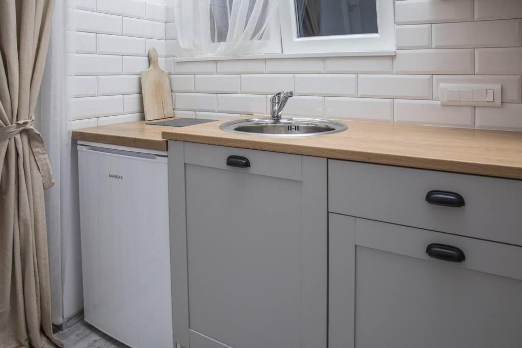 Cozy studio overlooking downtown