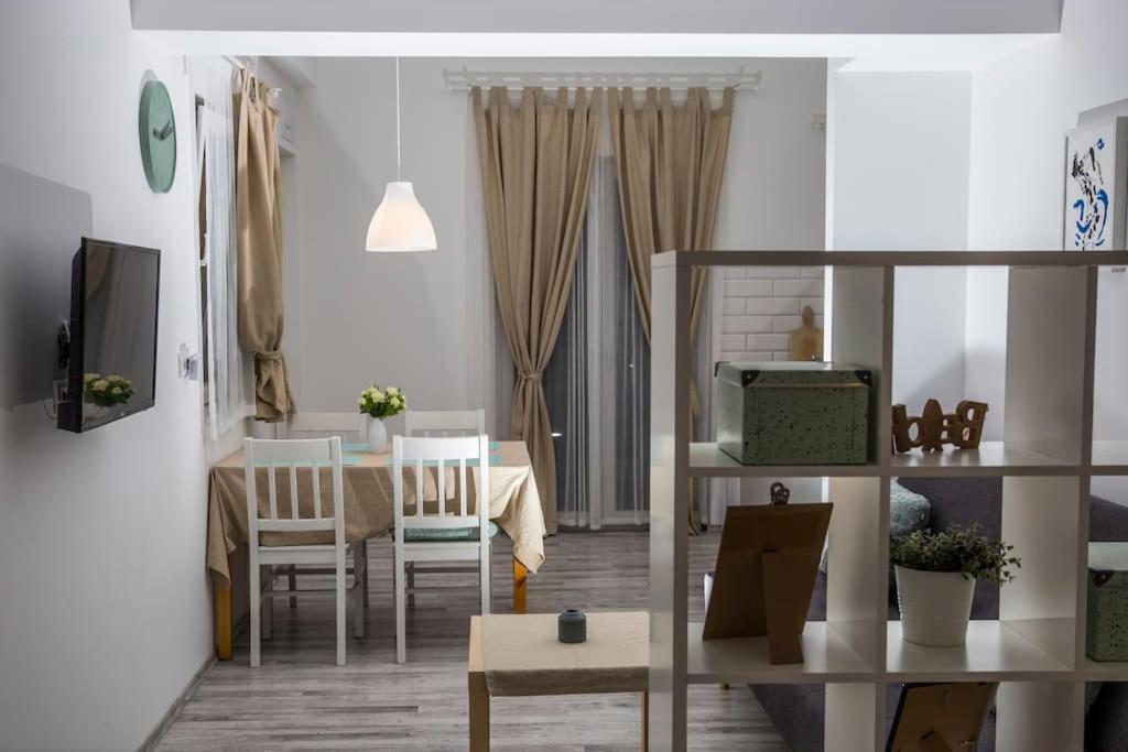 Cozy studio overlooking downtown