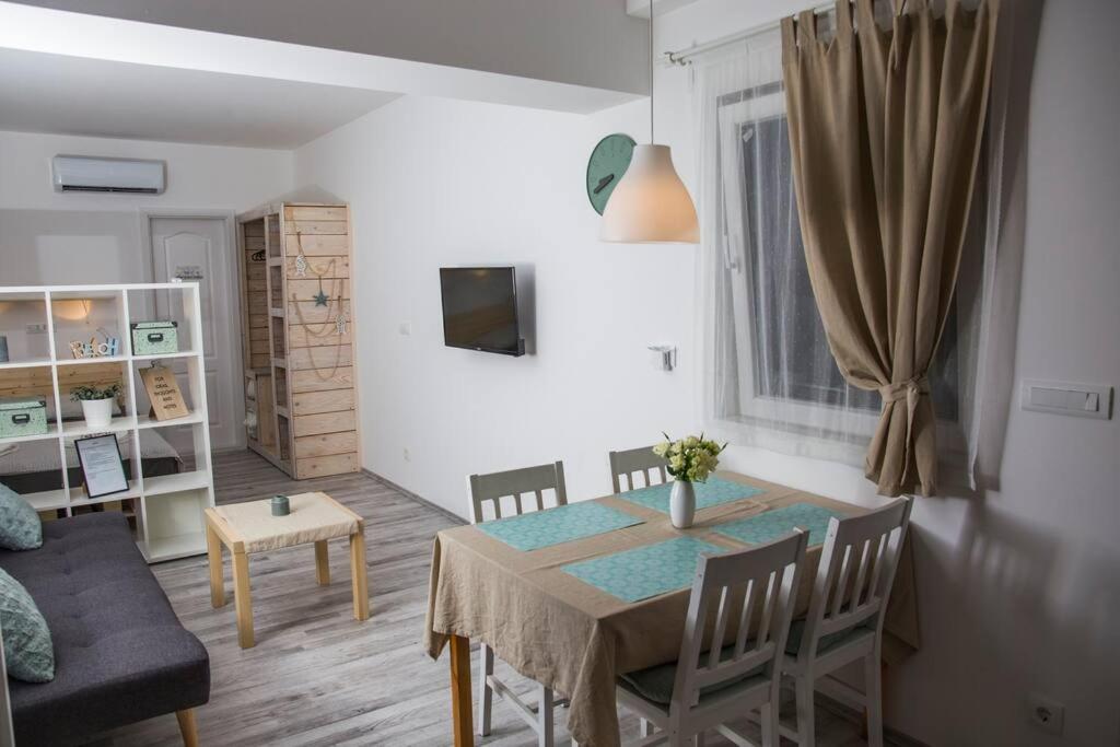 Cozy studio overlooking downtown