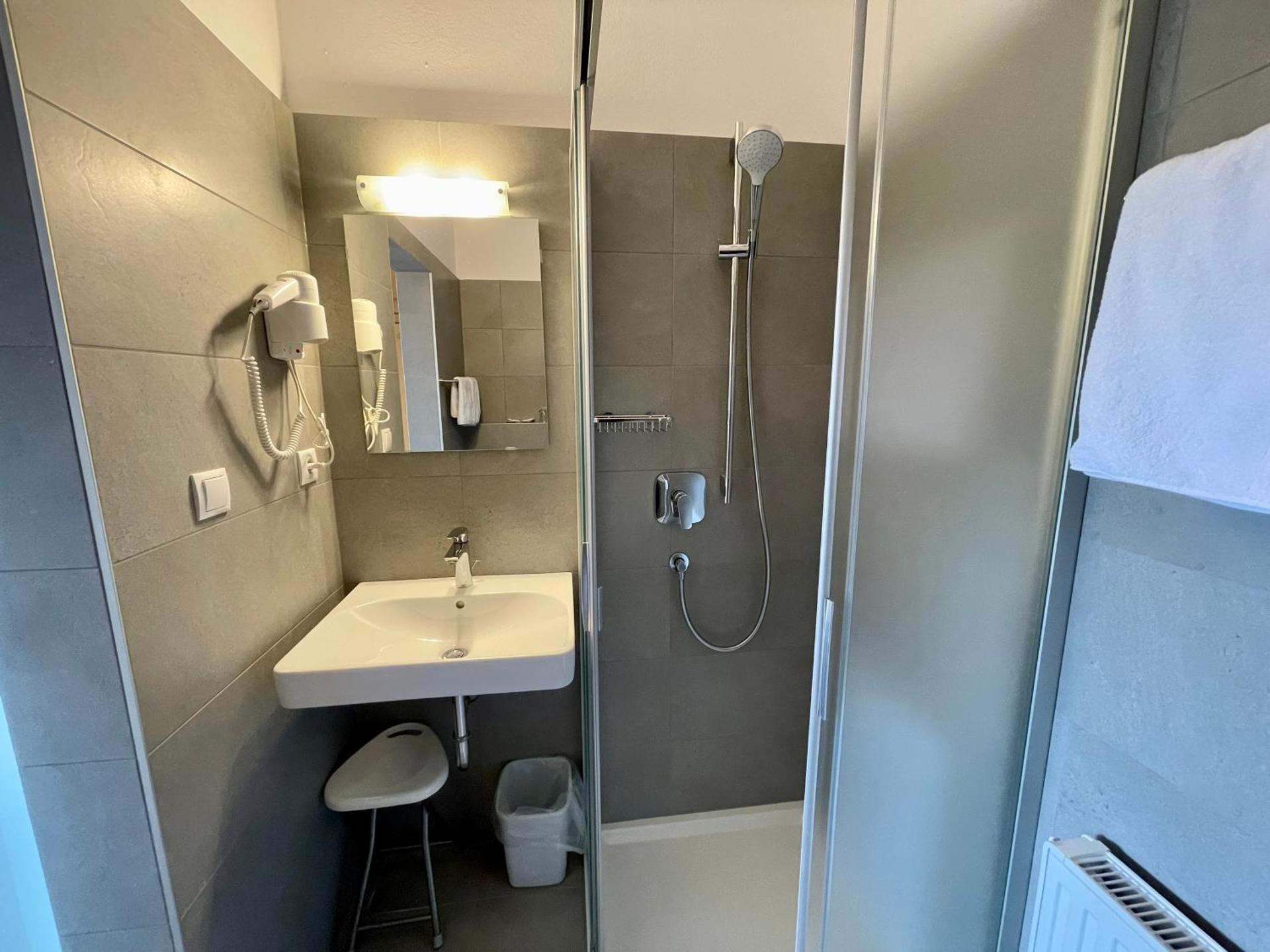 Transit Rooms - Your Stopover, Free Parking