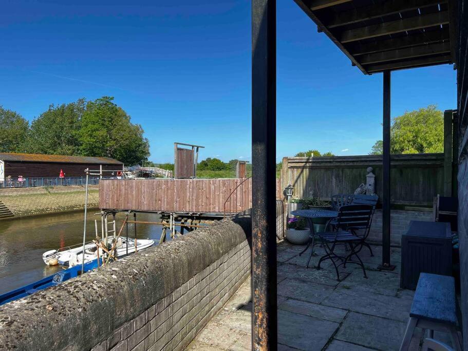 Quirky 1 bedroom barn on the river in Arundel