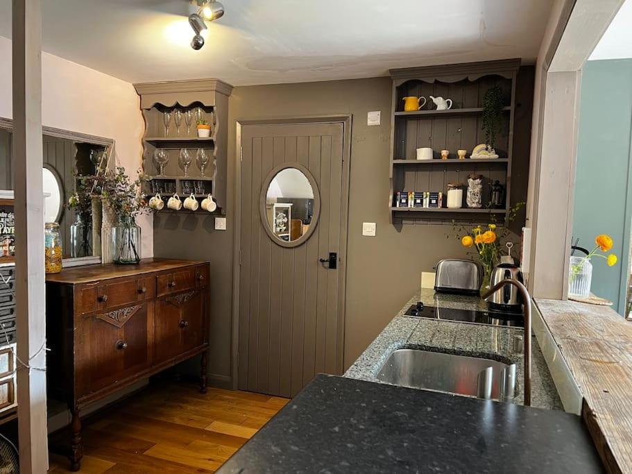 Quirky 1 bedroom barn on the river in Arundel