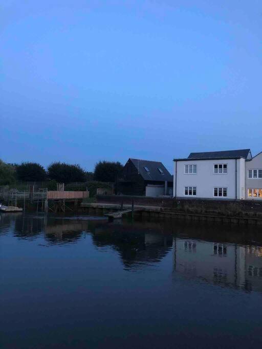 Quirky 1 bedroom barn on the river in Arundel