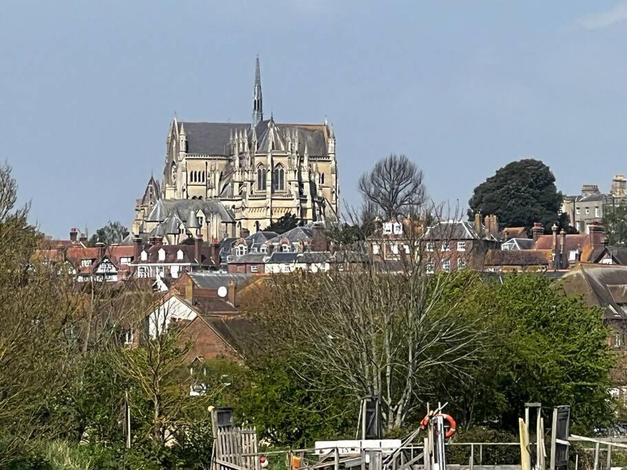 Quirky 1 bedroom barn on the river in Arundel
