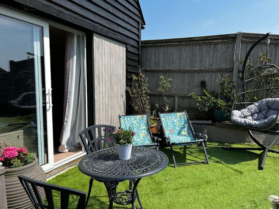 Quirky 1 bedroom barn on the river in Arundel