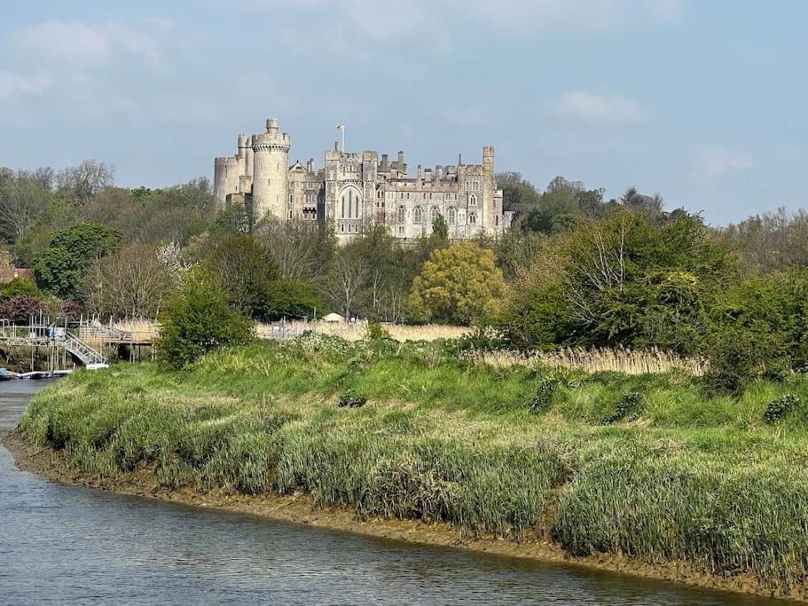 Quirky 1 bedroom barn on the river in Arundel