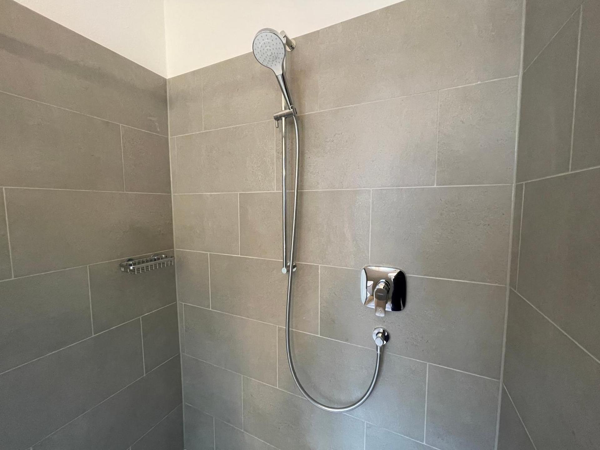 Transit Rooms - Your Stopover, Free Parking