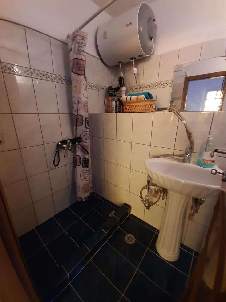 ΜΕ ΘΕΑ ΤΟ ΓΑΛΑΖΙΟ ΤΗΣ ΘΑΛΑΣΣΑΣ