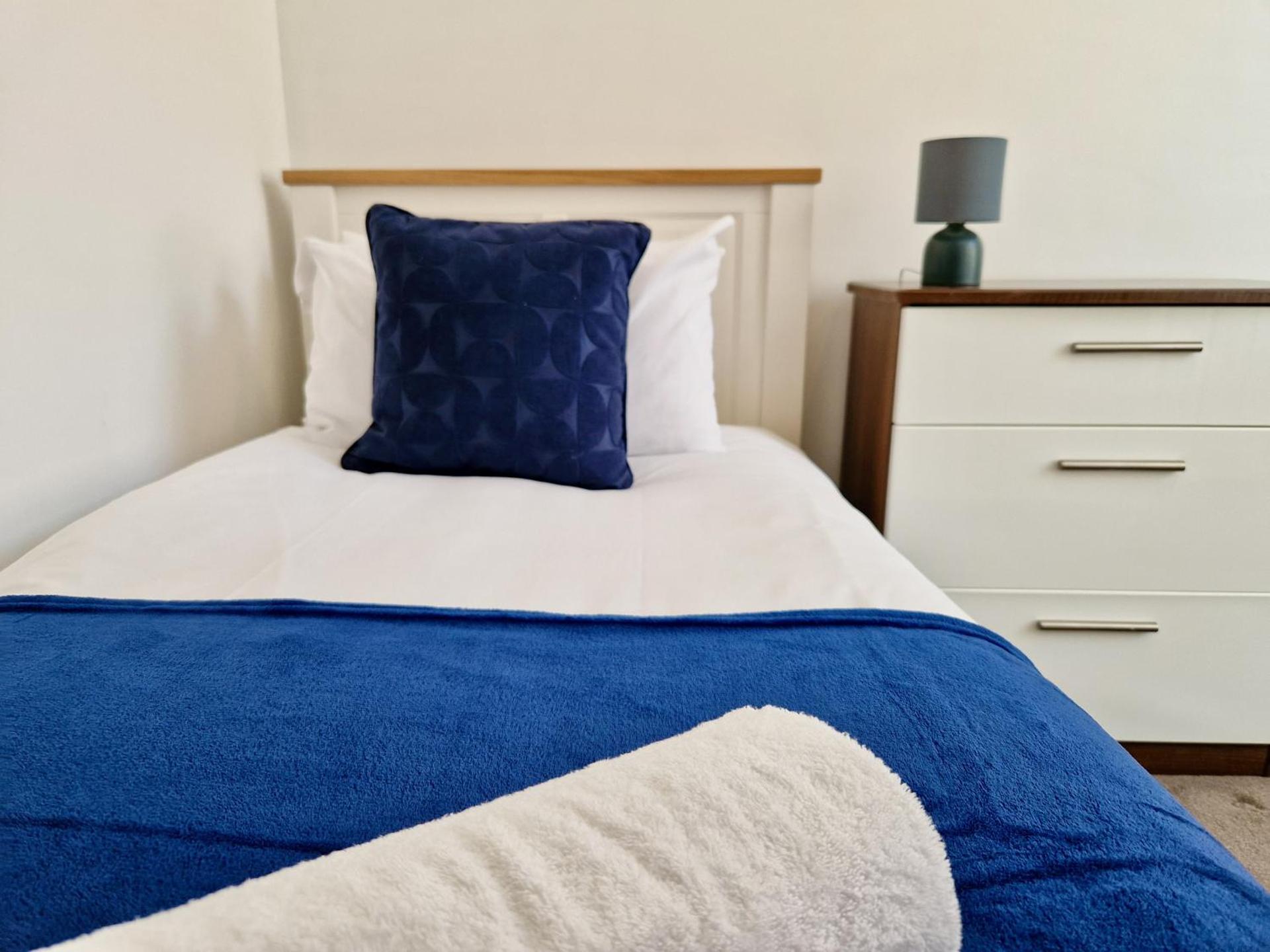 Incredible Private Rooms All with Private Bathrooms in a Fully Serviced House next to City Centre with Free Parking