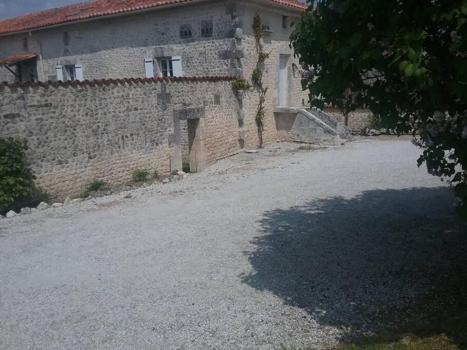 Maison charentaise à la campagne