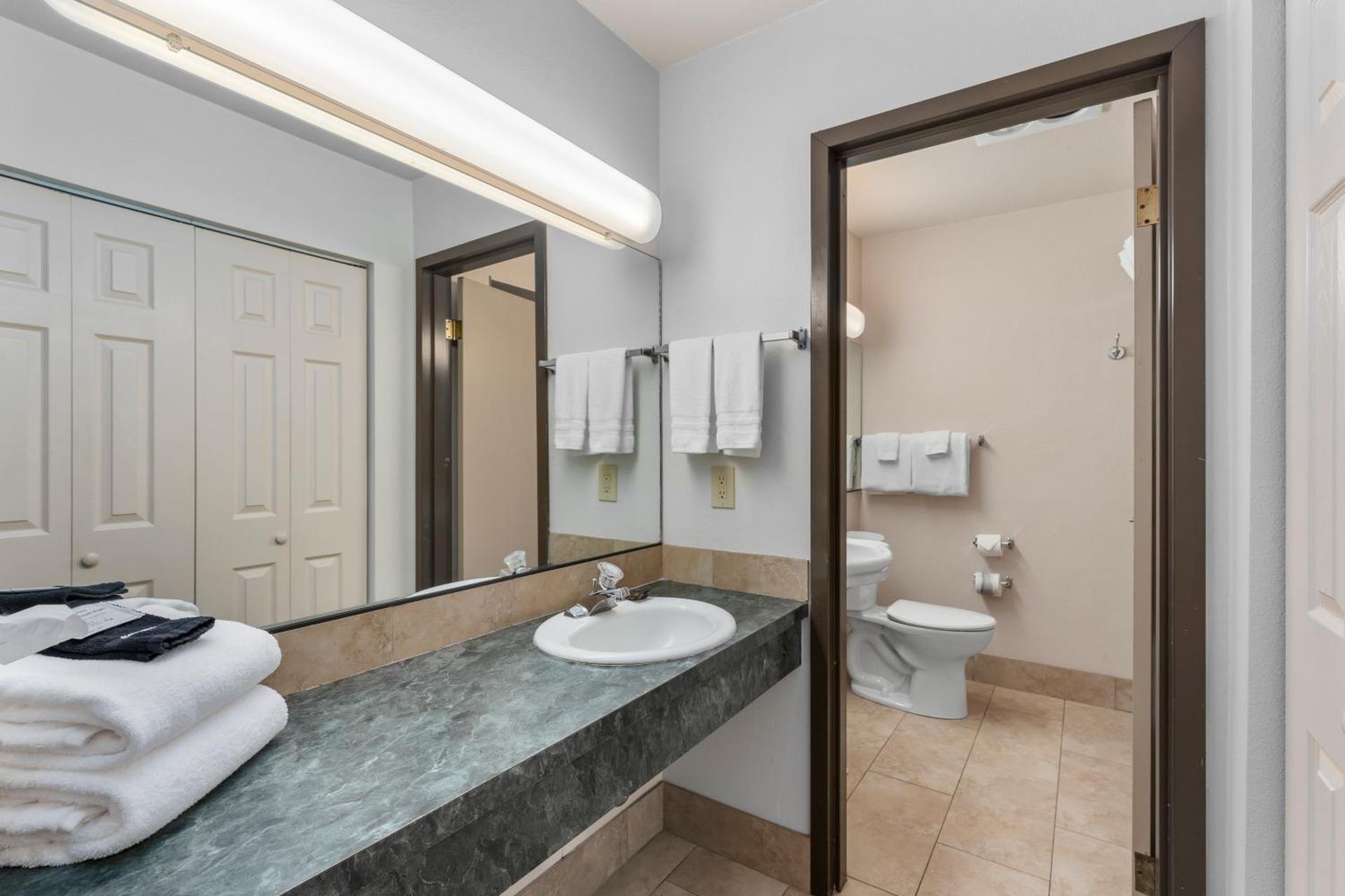 Queen Room with Two Queen Beds and View - Non-Smoking