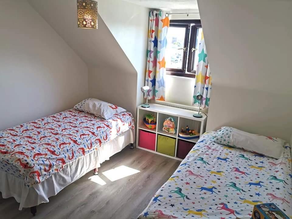 Spacious Family Friendly Apartment- 100m from beach with Seaviews!