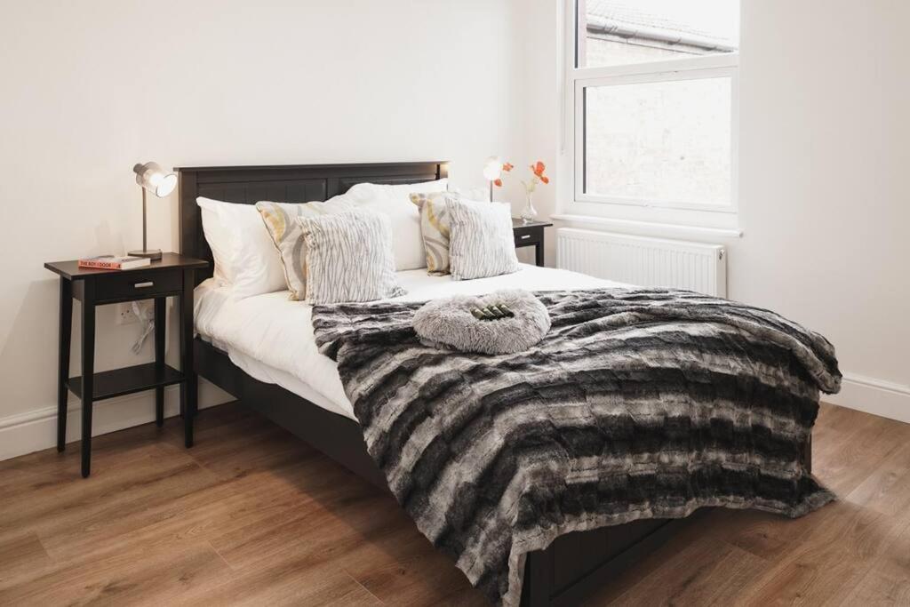 Newly Renovated Modern 4 Bed 3 Bath Apartment London