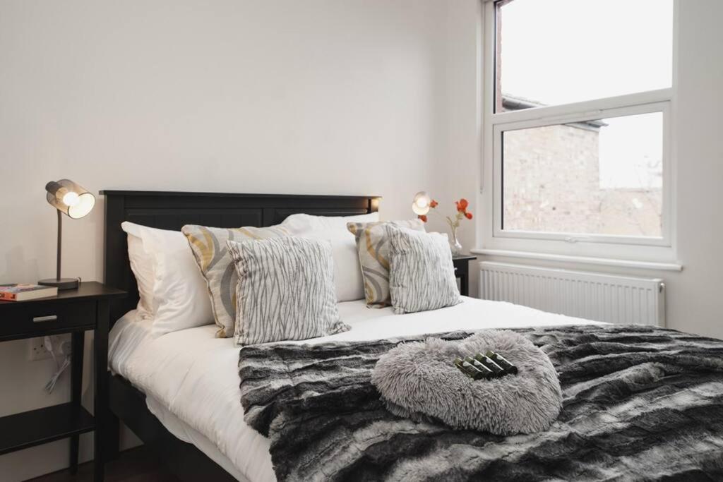 Newly Renovated Modern 4 Bed 3 Bath Apartment London