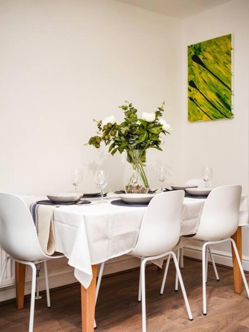 Newly Renovated Modern 4 Bed 3 Bath Apartment London