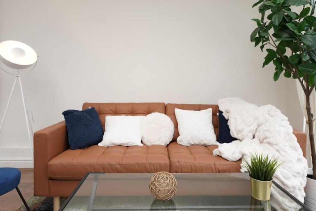 Newly Renovated Modern 4 Bed 3 Bath Apartment London