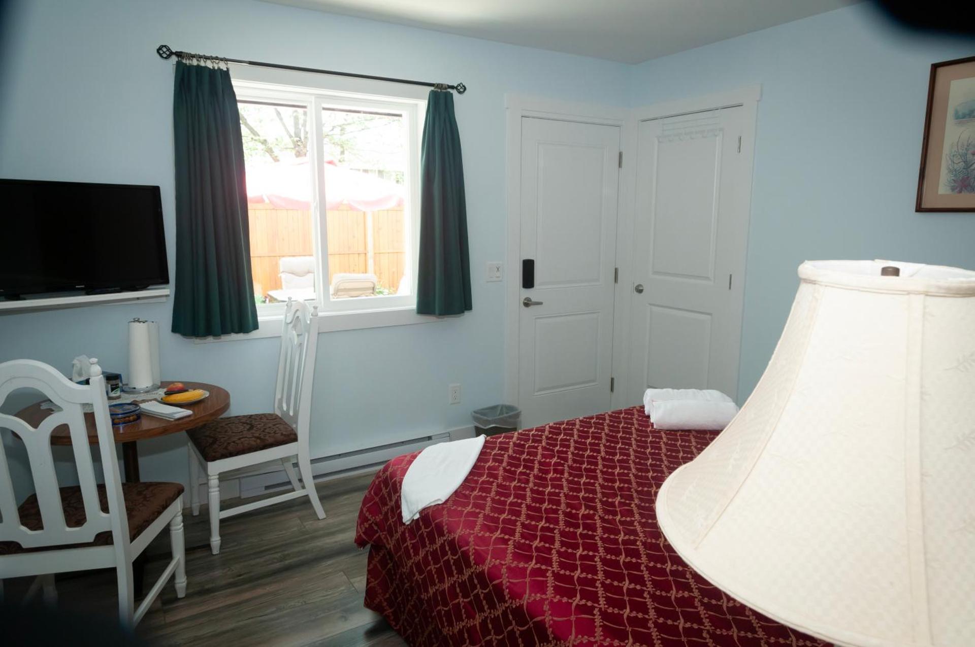 Guest Suite Private Retreat for 2 Guests With AC - 4 Units Available