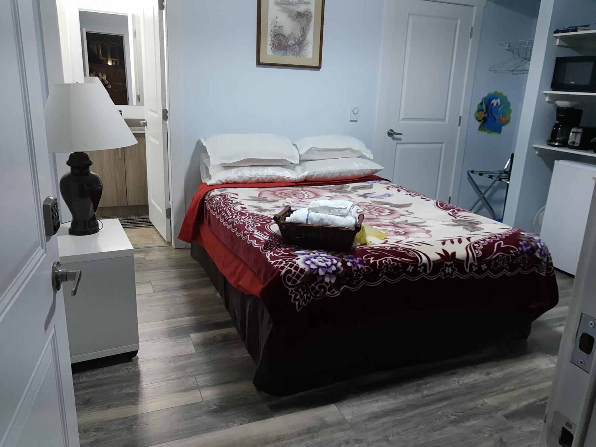 Guest Suite Private Retreat for 2 Guests With AC - 4 Units Available