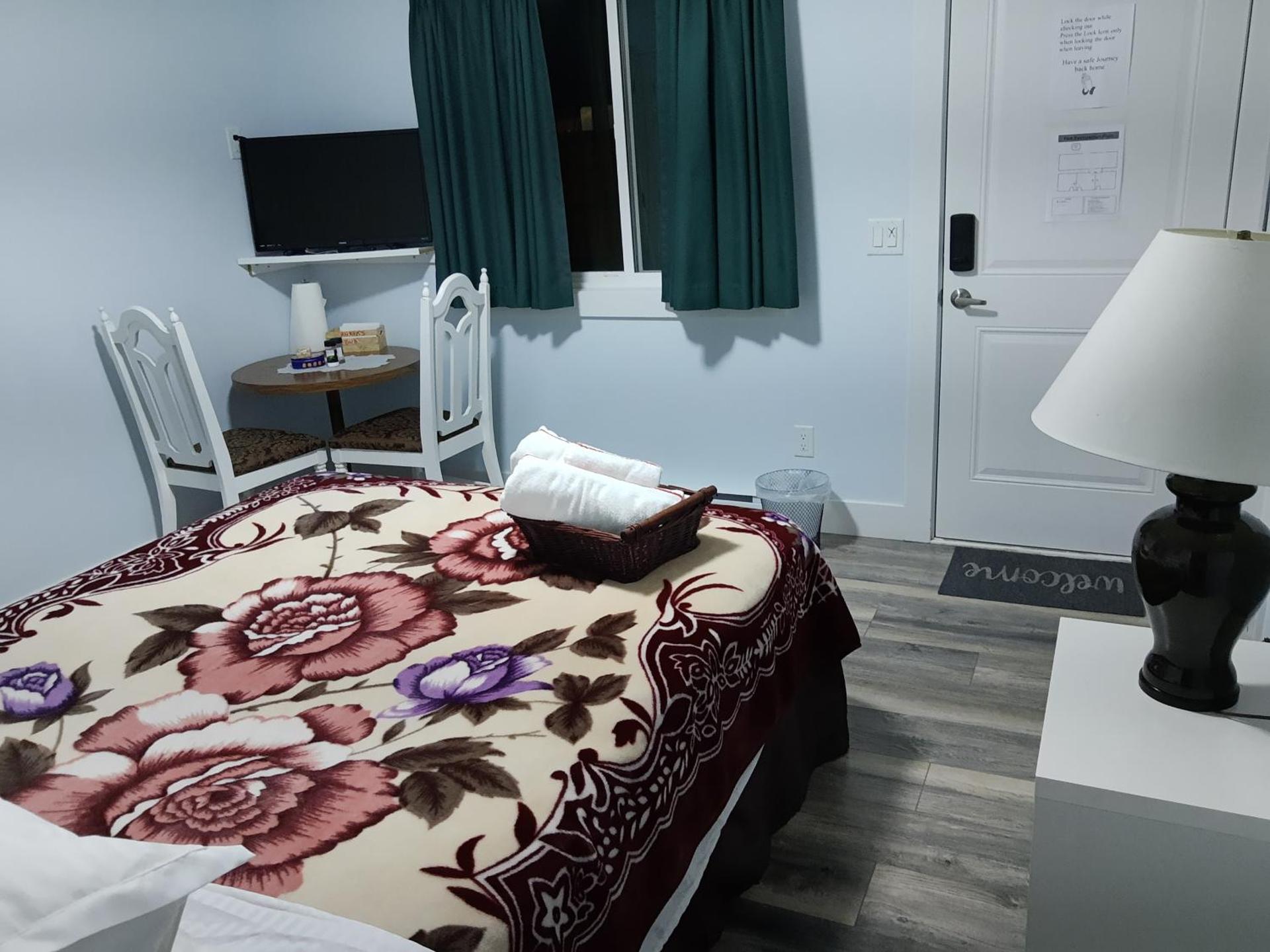 Guest Suite Private Retreat for 2 Guests With AC - 4 Units Available