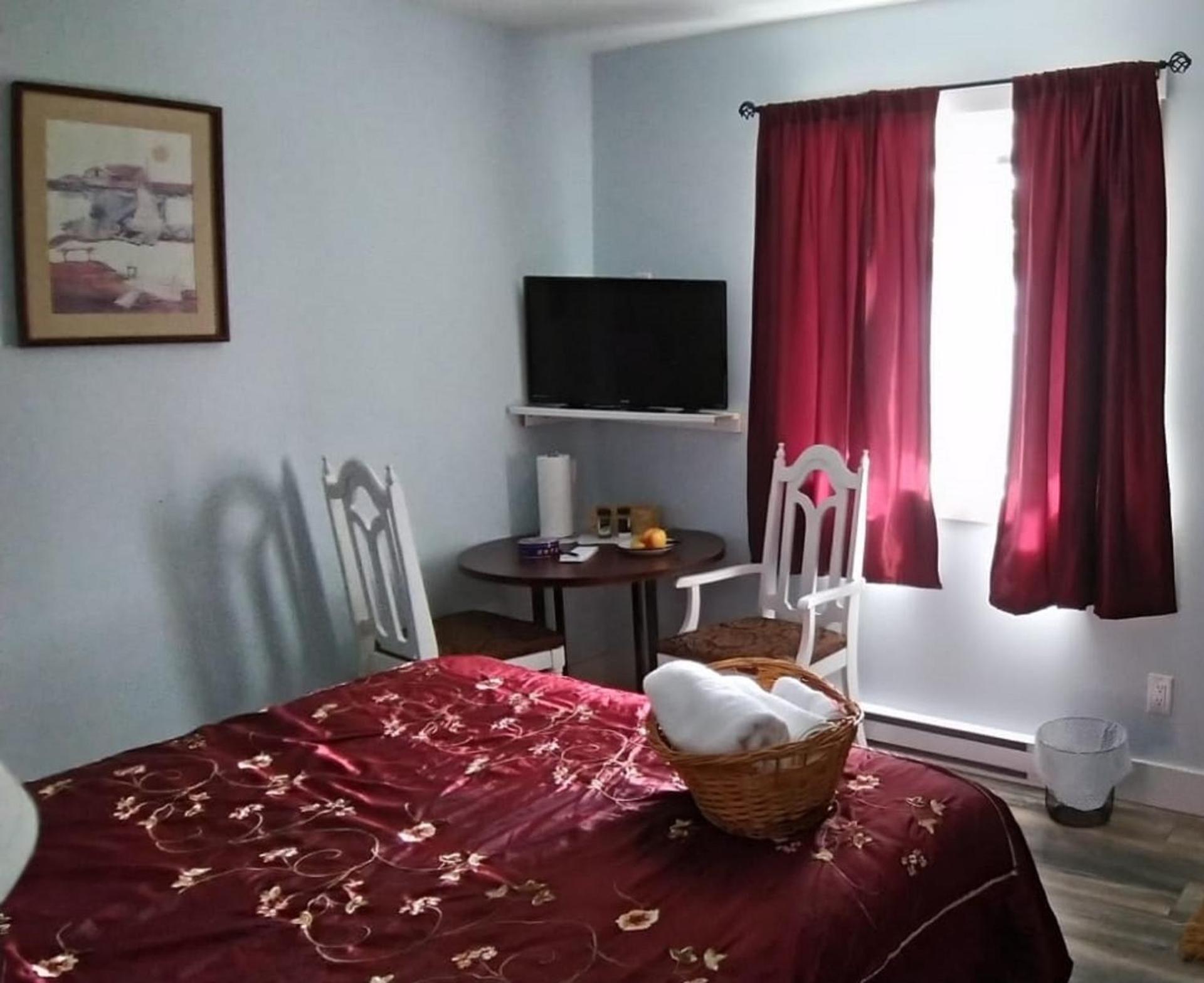 Guest Suite Private Retreat for 2 Guests With AC - 4 Units Available