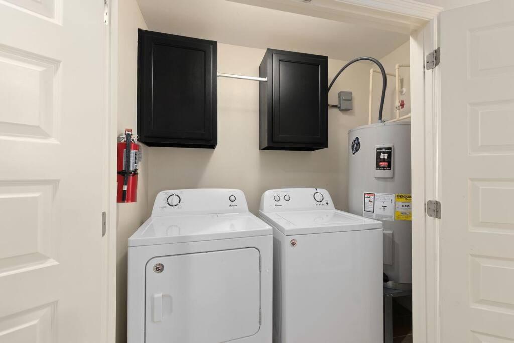 Cozy 3 Bed 2 Bath Apartment, Near Shopping Plazas, Expressway and Free Parking