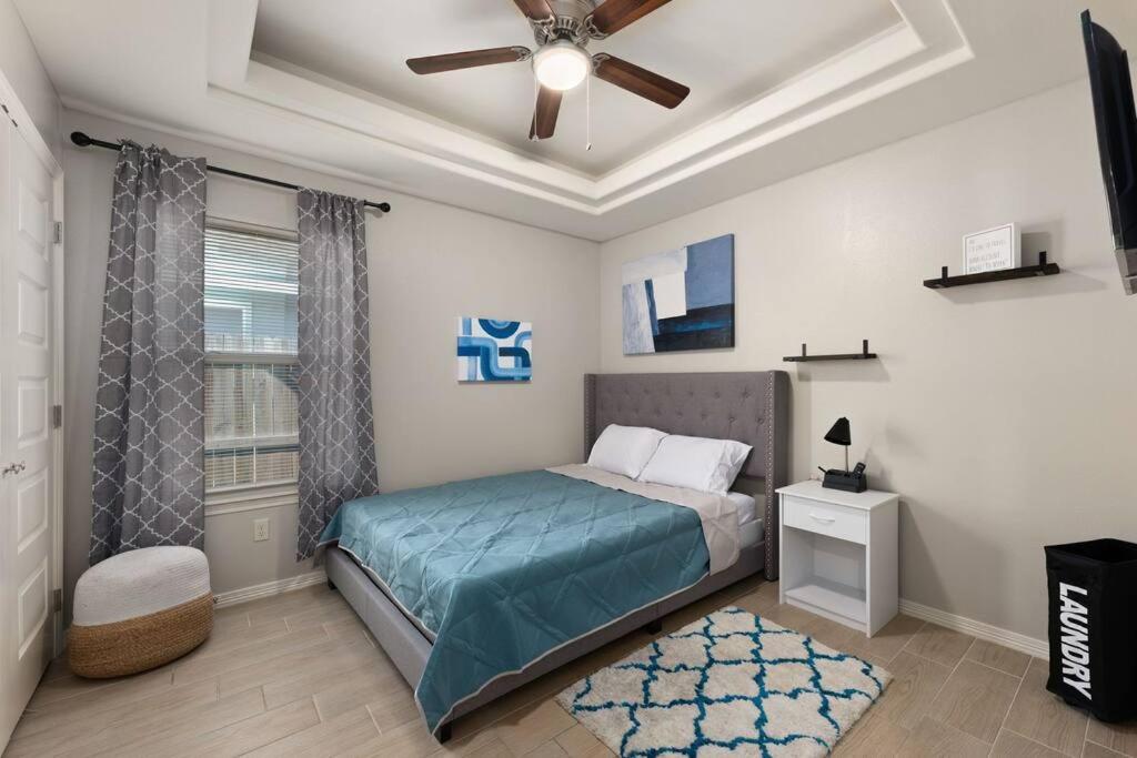 Cozy 3 Bed 2 Bath Apartment, Near Shopping Plazas, Expressway and Free Parking